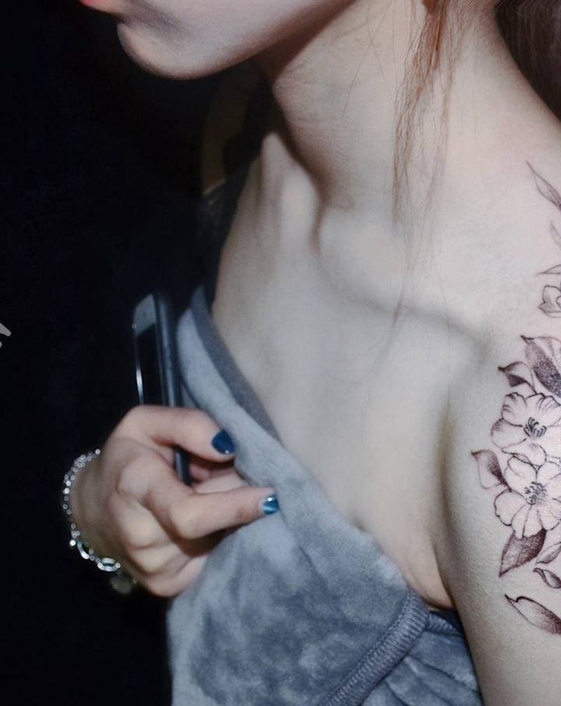 素花纹身图片_肩部New School水墨素花树叶蝴蝶纹身图案