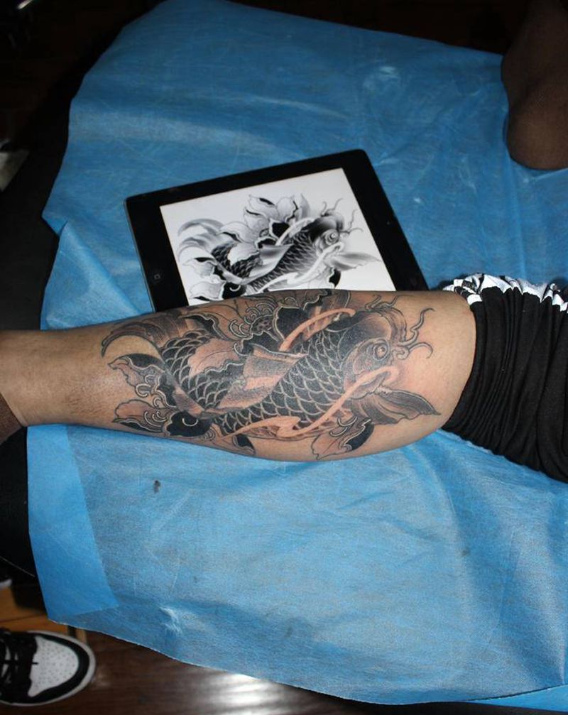 鲤鱼纹身图片_腿部新传统老传统鲤鱼纹身图案