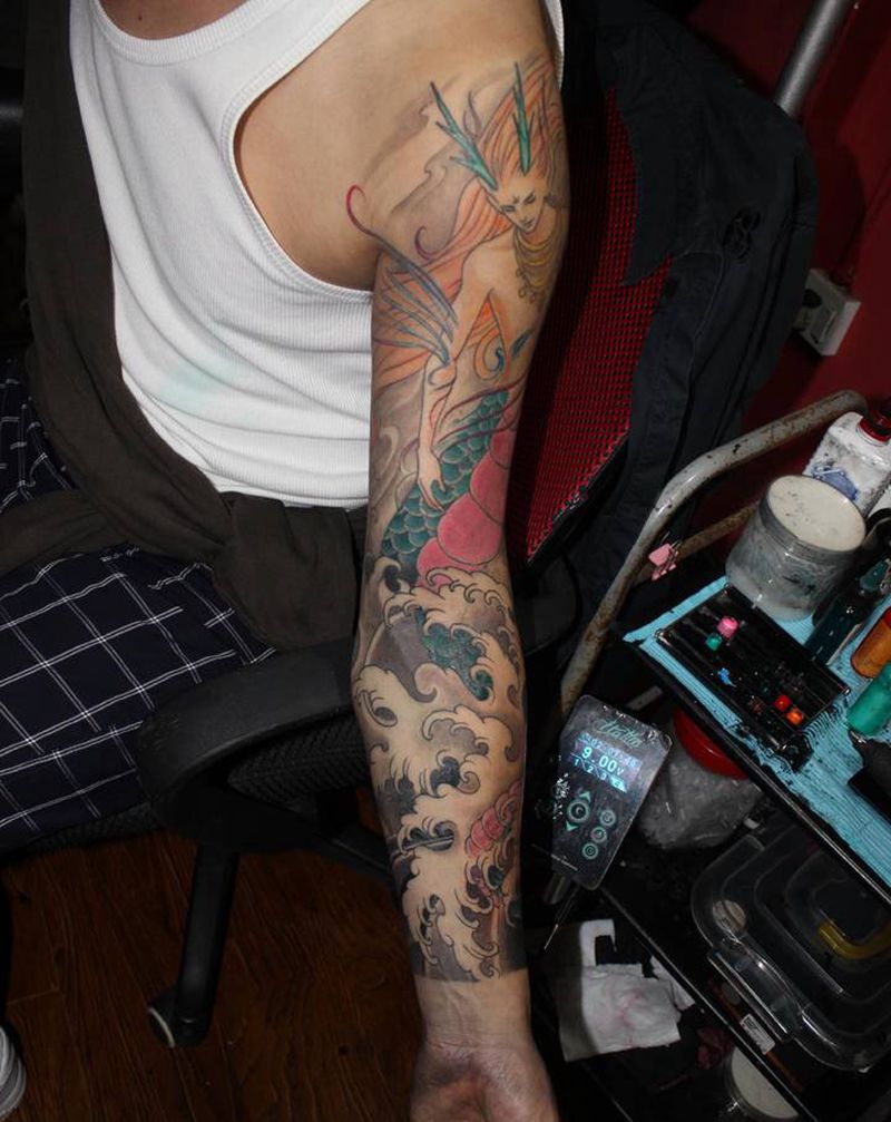 龙人浪花臂纹身图片_手臂新传统老传统龙人浪花花臂纹身图案