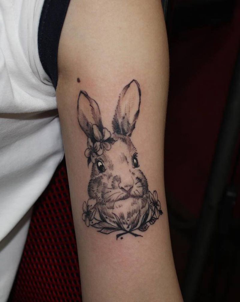 可爱又好吃纹身图片_手臂欧美写实点刺兔动物写实纹身图案