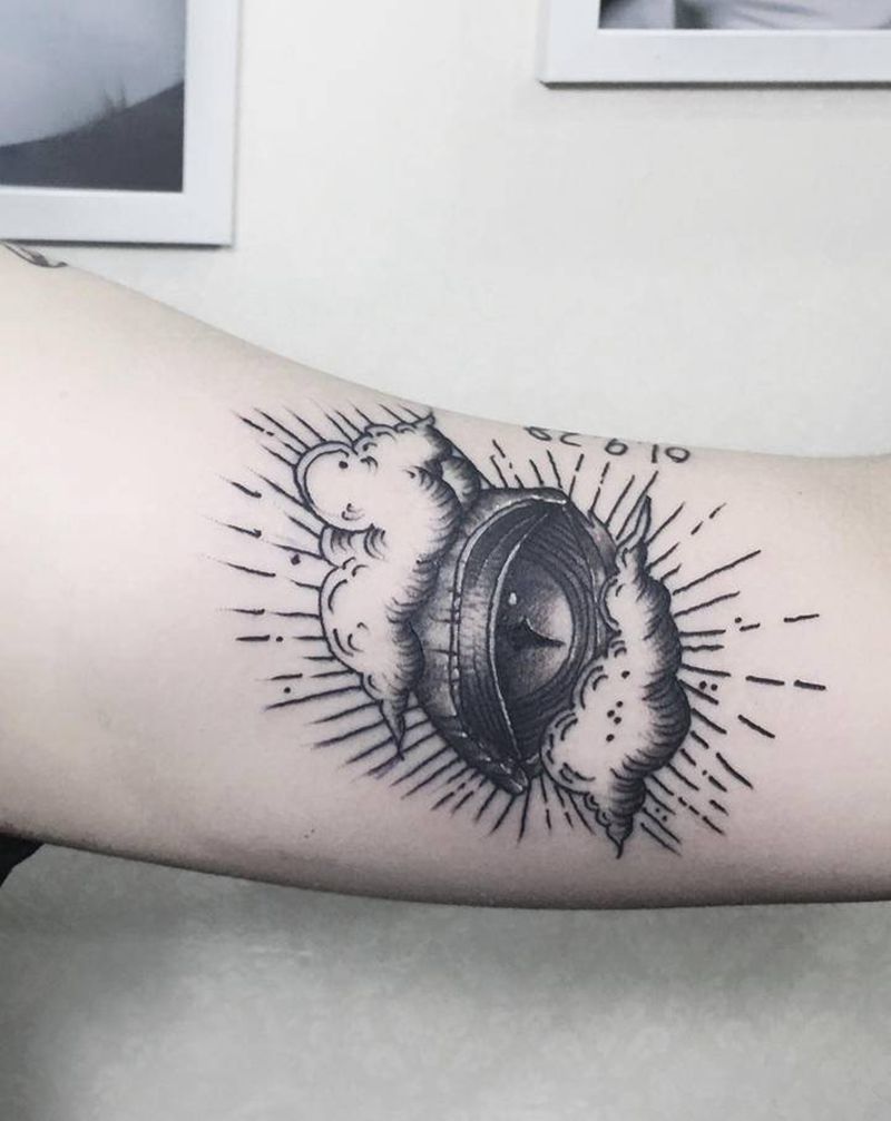 眼睛纹身图片_手臂肩部Old School几何上帝之眼大臂内侧原创纹身图案