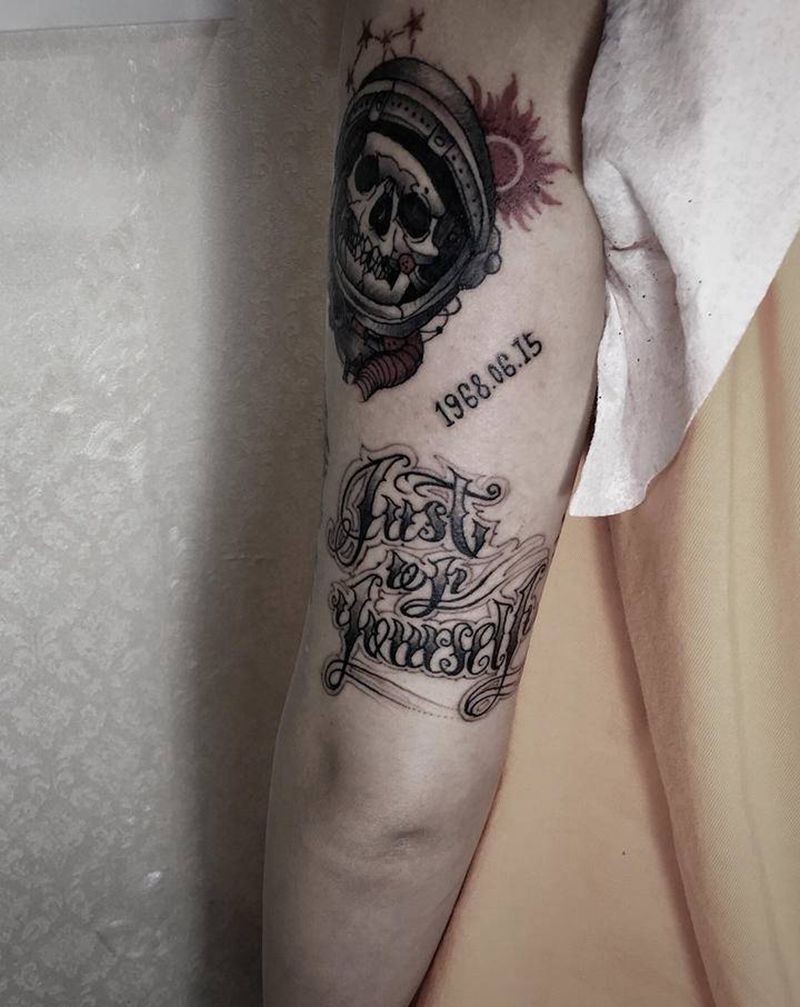 花臂拼接纹身图片_手臂肩部Old SchoolNew School原创花体英文宇航员纹身图案