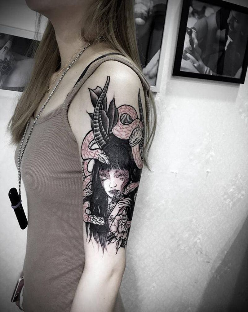 美杜莎纹身图片_手臂肩部欧美写实New School美杜莎遮盖蛇纹身图案