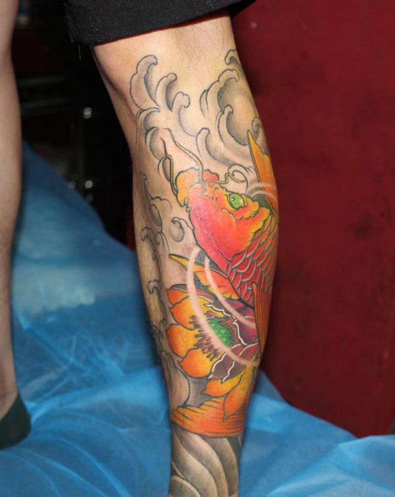 别处纹的线条我上色纹身图片_腿部新传统水彩鲤鱼重彩纹身图案