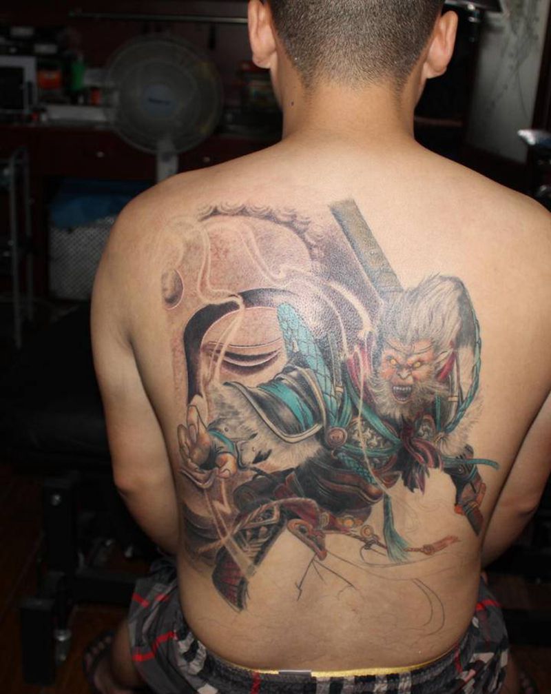 进度纹身图片_背部新传统欧美写实齐天大圣斗战胜佛满背纹身图案