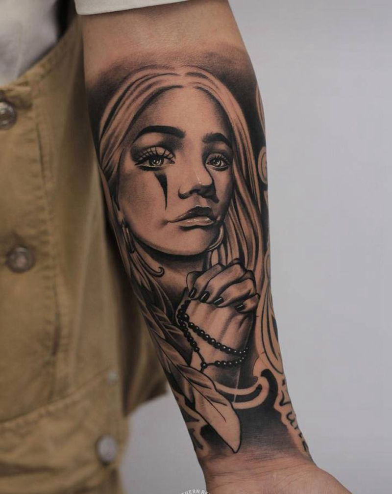 一家人纹身图片_手臂花体字奇卡诺家人纹身图案