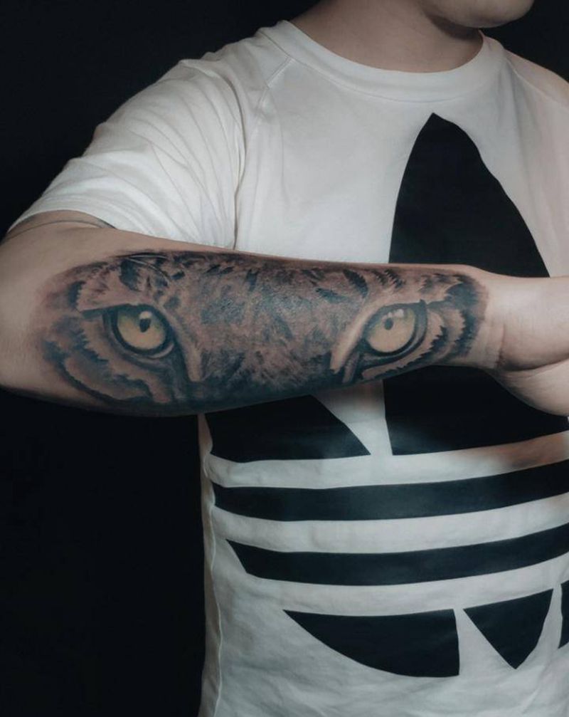 老虎纹身图片_手部欧美写实纹身图案