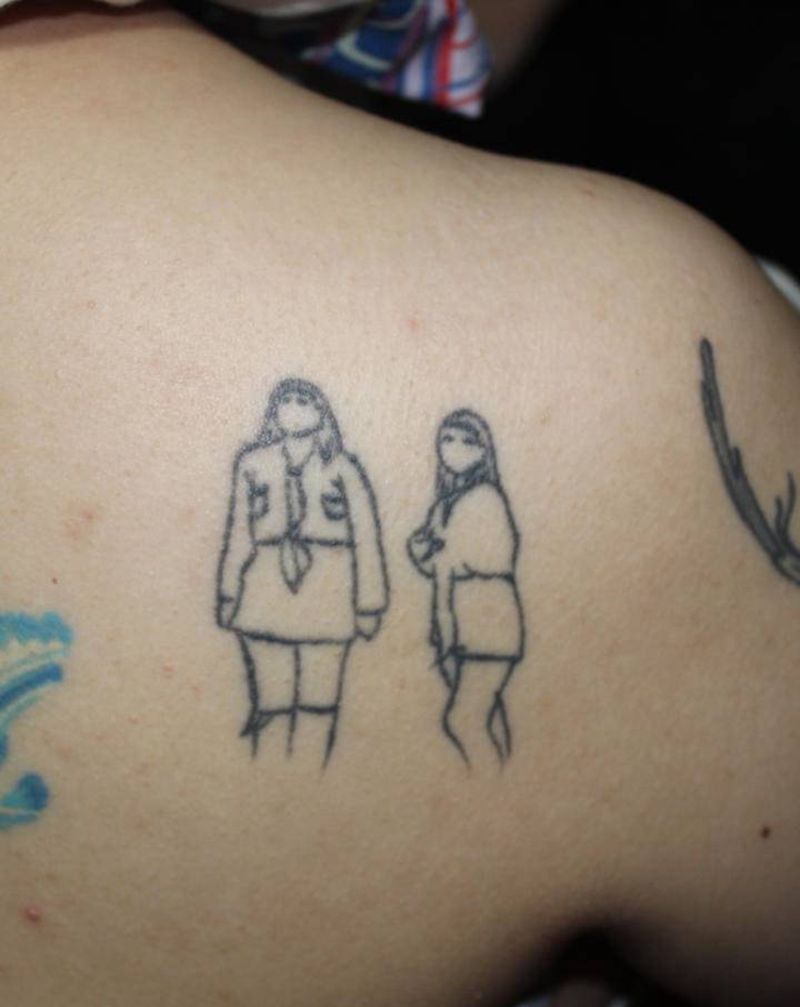 少女遮盖纹身图片_肩部欧美写实New School少女卡通纹身图案