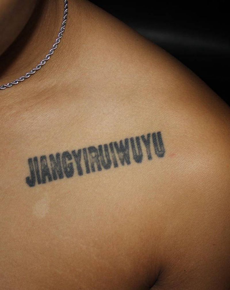 英文盖英文纹身图片_胸部花体字New School英文遮盖纹身图案