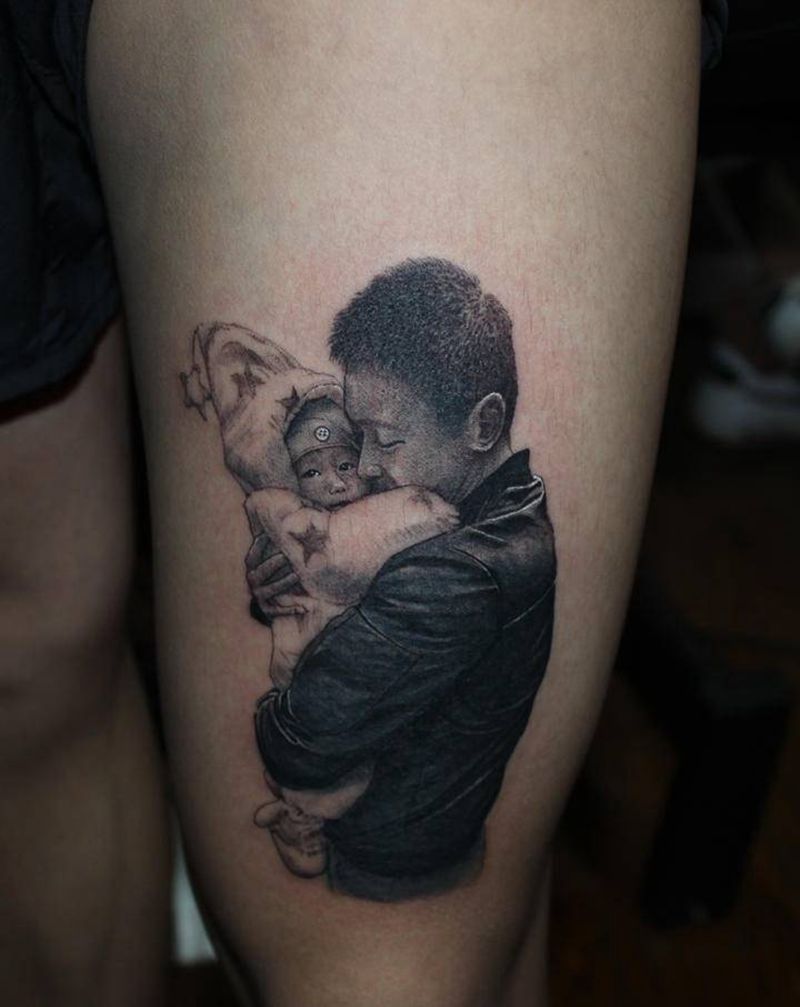 父子纹身图片_腿部欧美写实肖像父亲纹身图案