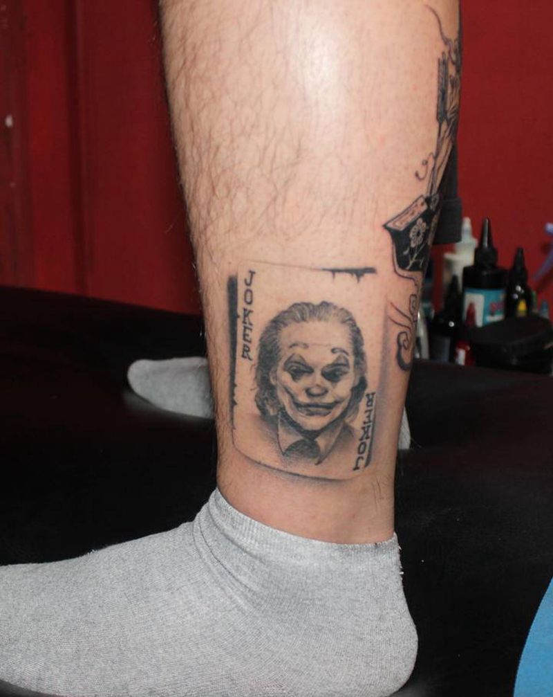 小丑扑克纹身图片_脚部欧美写实New School肖像小丑纹身图案