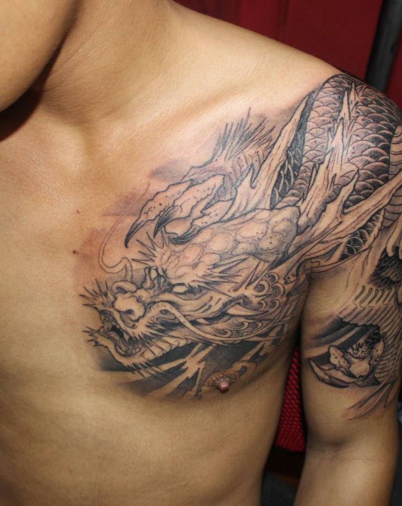 龙纹身图片_胸部新传统New School过肩龙半甲纹身图案