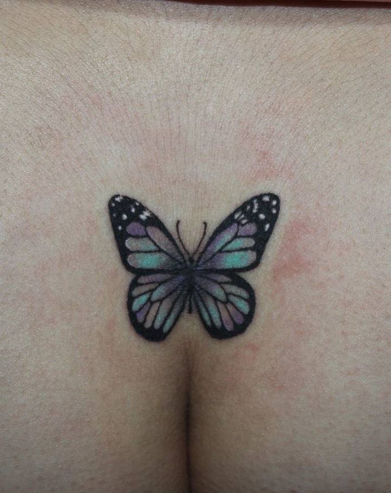彩蝶遮盖痘纹身图片_臀部New School水彩蝴蝶遮盖纹身图案