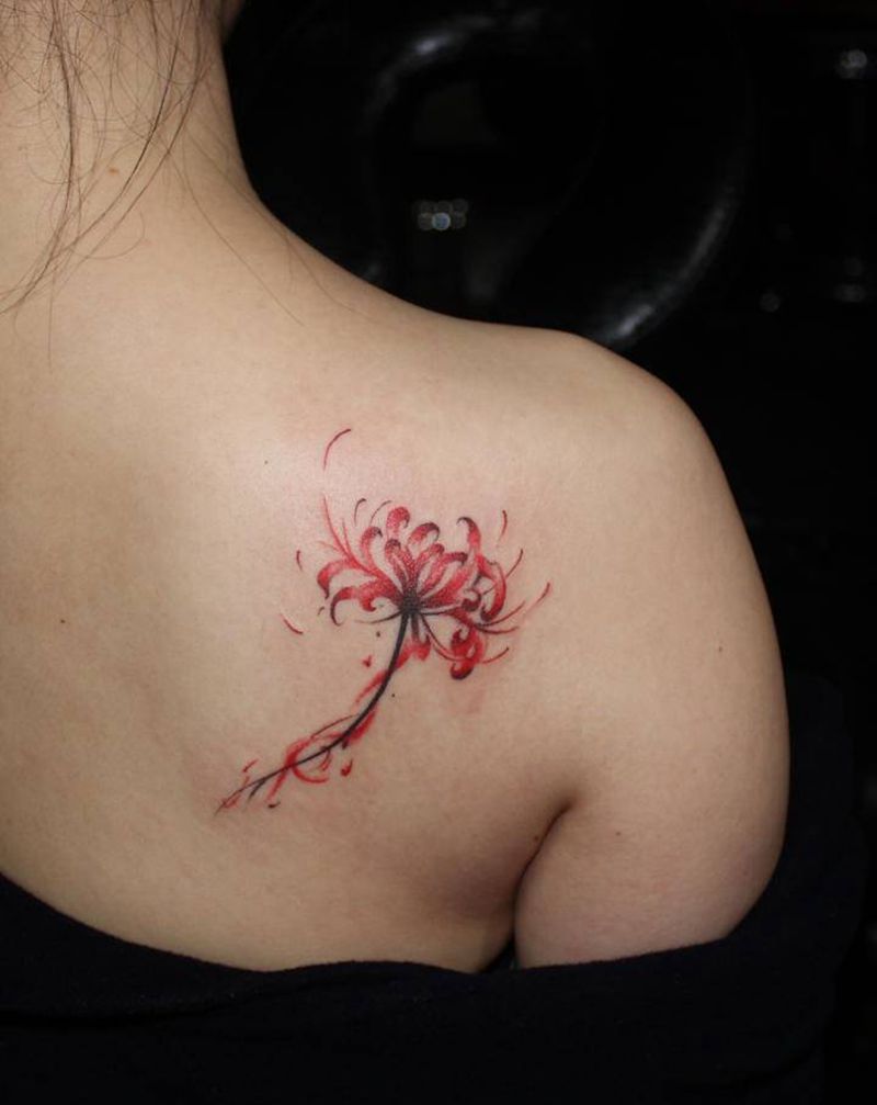 彼岸花纹身图片_肩部新传统水彩彼岸花植物女生纹身图案