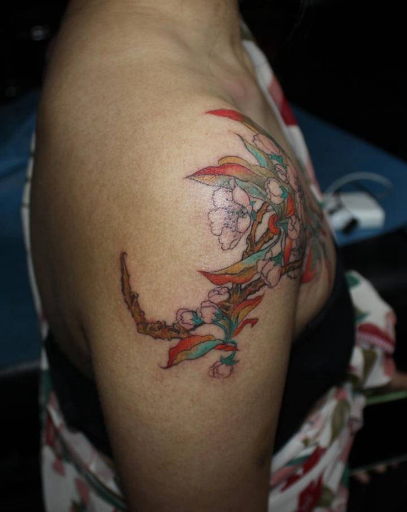 彩色素花纹身图片_肩部新传统水彩素花彩色素花过肩纹身图案