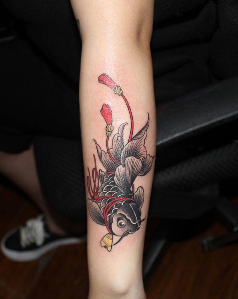 传统金鱼纹身图片_手臂老传统水墨金鱼小图日式纹身图案