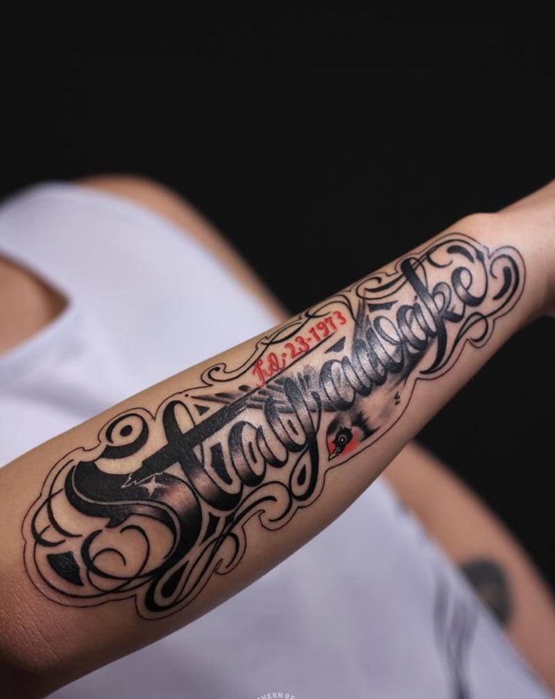 燕归纹身图片_手臂花体字燕子纹身图案