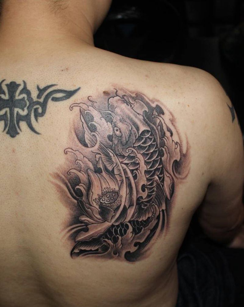 传统鲤鱼纹身图片_背部新传统老传统鲤鱼传统后肩纹身图案