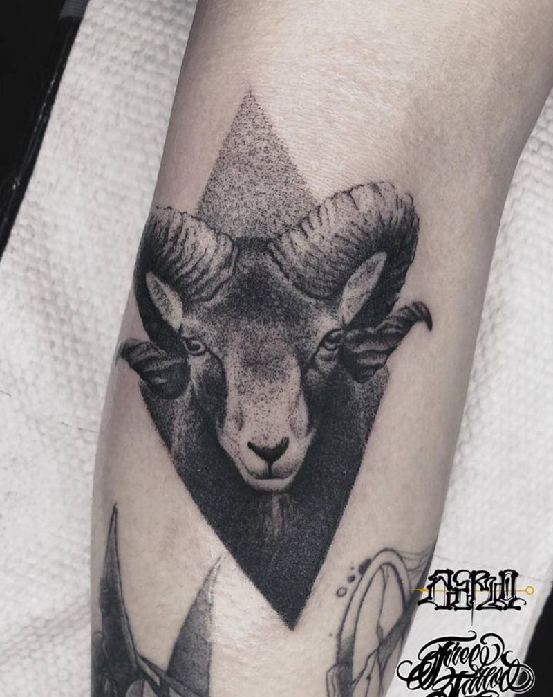 羊纹身图片_手臂点刺欧美写实纹身图案