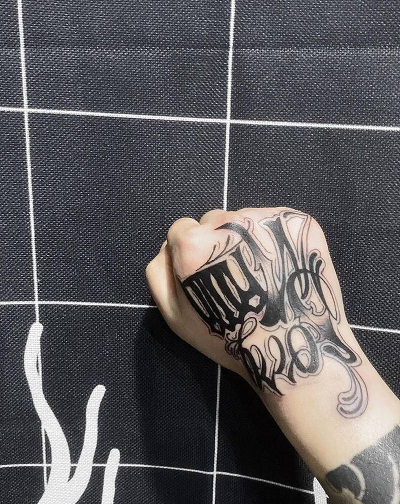 花体纹身图片_手部花体字手背纹身图案