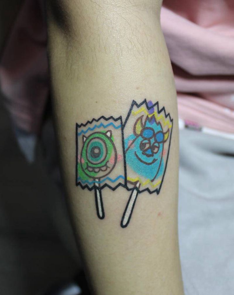 怪物公司棒棒糖纹身图片_手臂New School水彩怪物棒棒糖卡通纹身图案