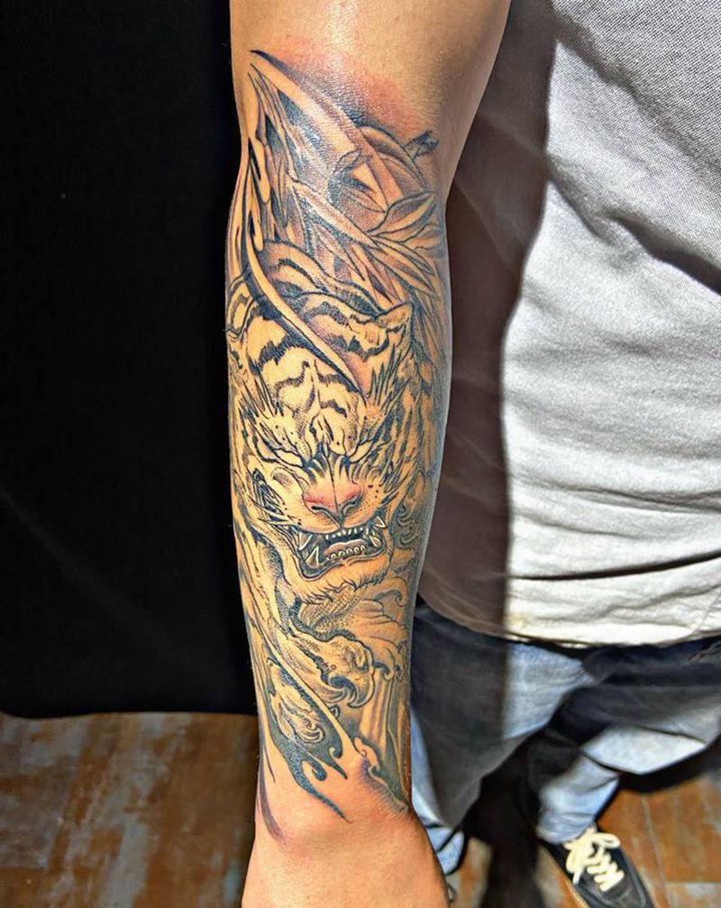 老虎纹身图片_手臂手部新传统老虎  海浪纹身图案