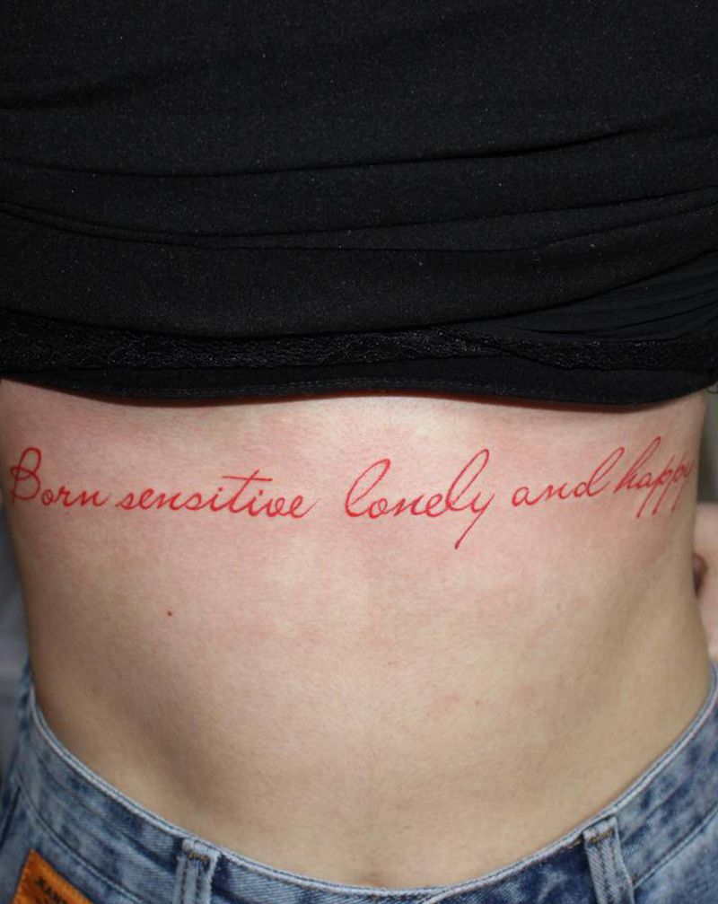 胸下红色英文纹身图片_腹部花体字水彩英文红色胸下纹身图案