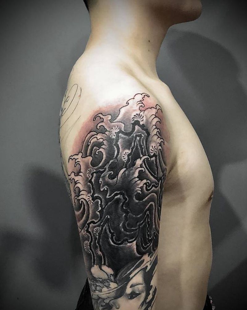 遮盖纹身图片_手臂肩部新传统浪花大臂纹身图案