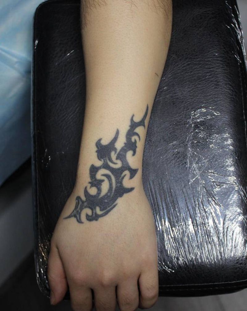 鲤鱼暴力盖图腾纹身图片_手部新传统老传统遮盖鲤鱼手背纹身图案