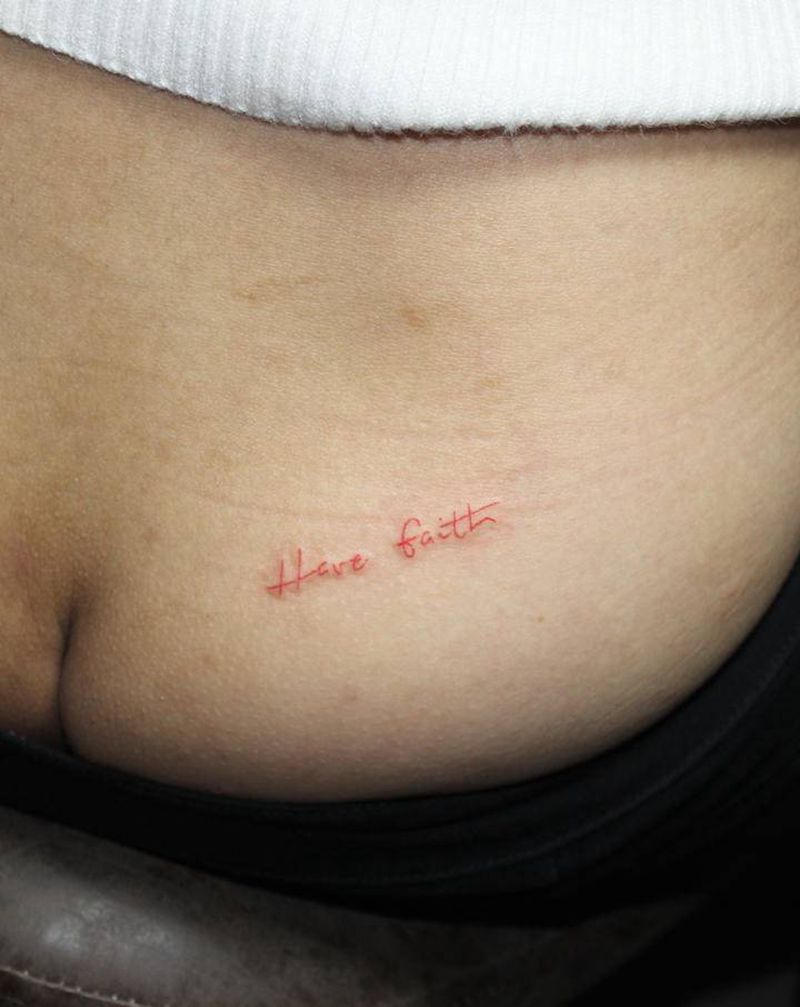 纹身初体验纹身图片_臀部新传统花体字信仰英文纹身图案