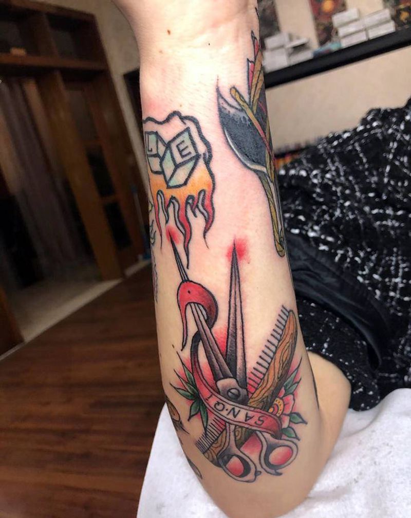 剪刀纹身图片_手臂Old SchoolNew School手肘拼接纹身图案