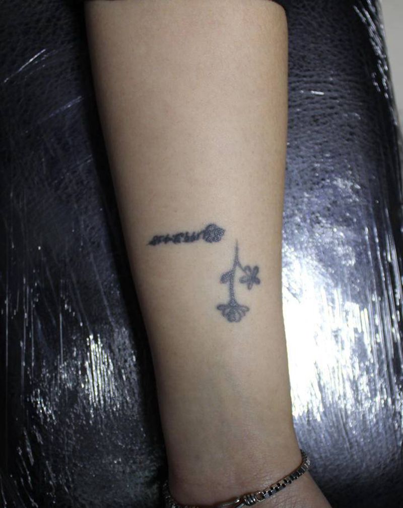 玫瑰叶遮盖纹身图片_手部水墨几何玫瑰叶子遮盖纹身图案