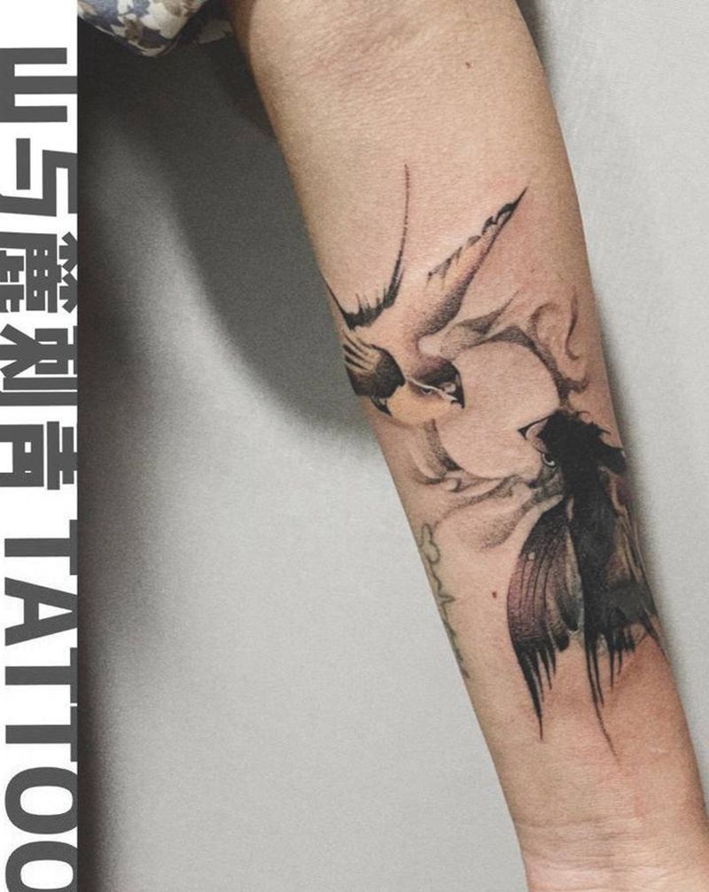 燕子遮盖纹身图片_手臂水墨燕子烟雾纹身图案