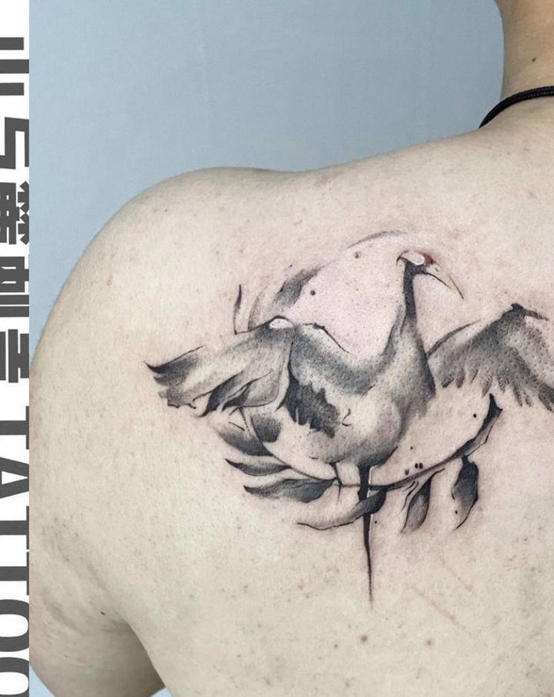 水墨仙鹤纹身图片_背部水墨仙鹤纹身图案