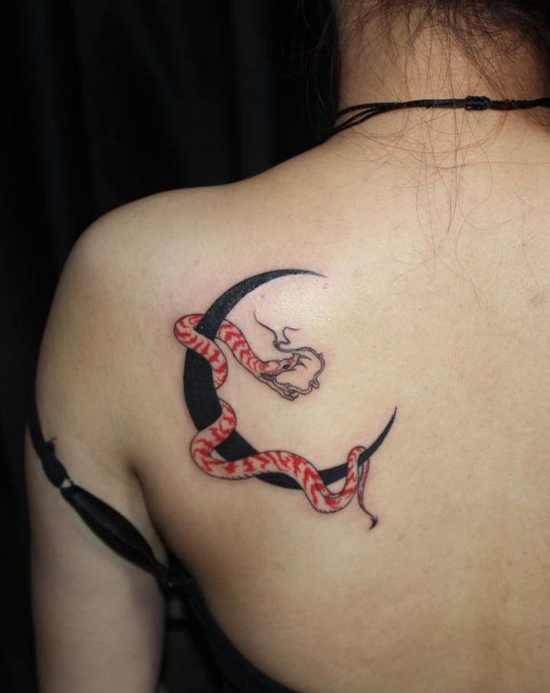 月亮蛇纹身图片_背部新传统New School月亮蛇女生纹身图案