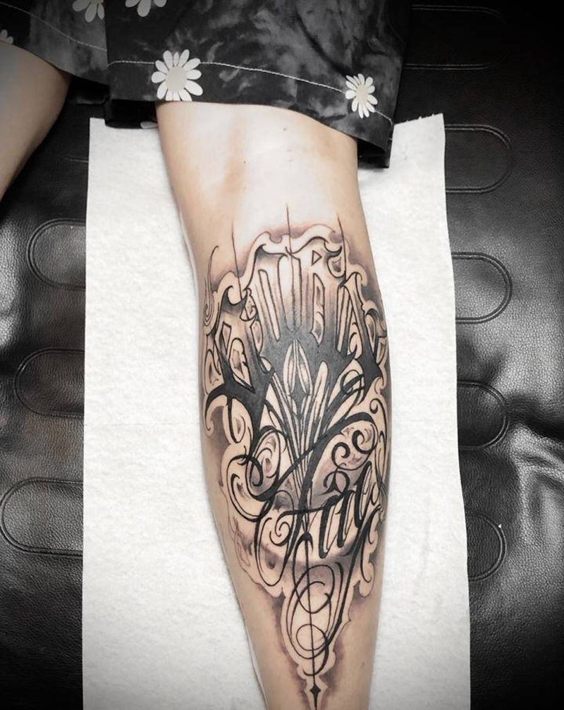 花体英文纹身图片_腿部欧美写实几何花体英文小腿腿后侧纹身图案