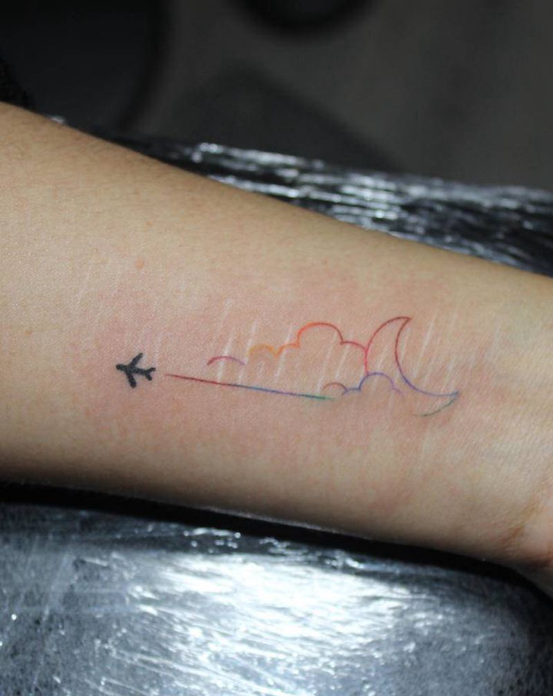 彩云纹身图片_手部New School水彩泫雅彩虹云飞机纹身图案