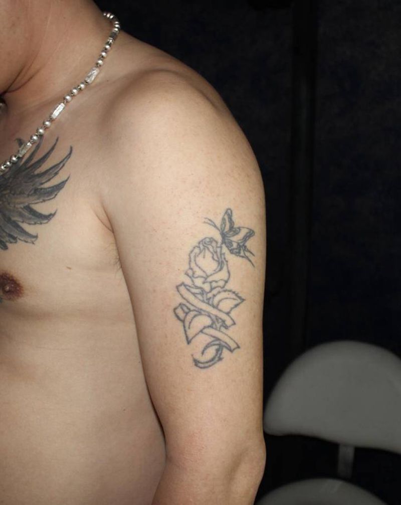 写实狮子遮盖纹身图片_手臂肩部欧美写实点刺写实狮子遮盖纹身图案