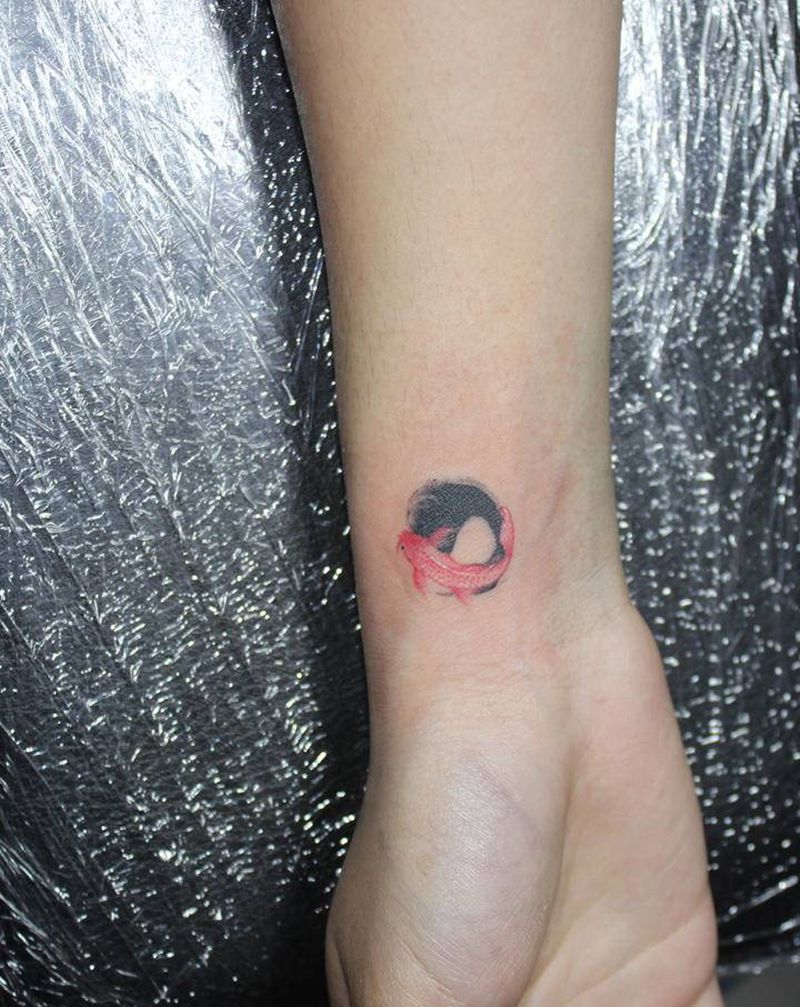 精致迷你小图纹身图片_手部水墨水彩小鱼纹身图案