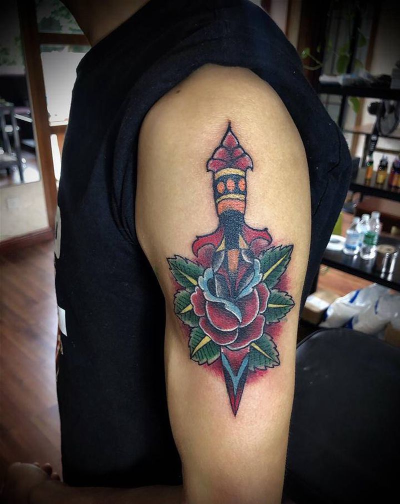 遮盖修改纹身图片_手臂肩部Old SchoolNew School玫瑰宝剑遮盖纹身图案