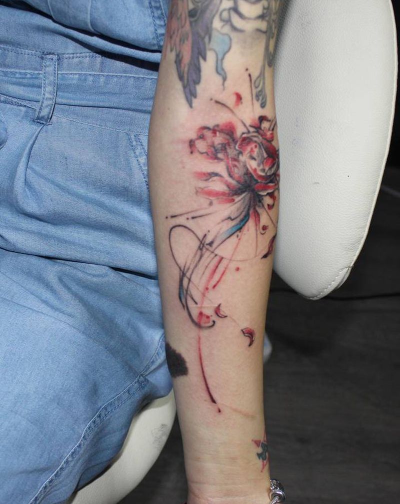 水彩水墨彼岸花纹身图片_手臂水彩水墨水彩彼岸花纹身图案