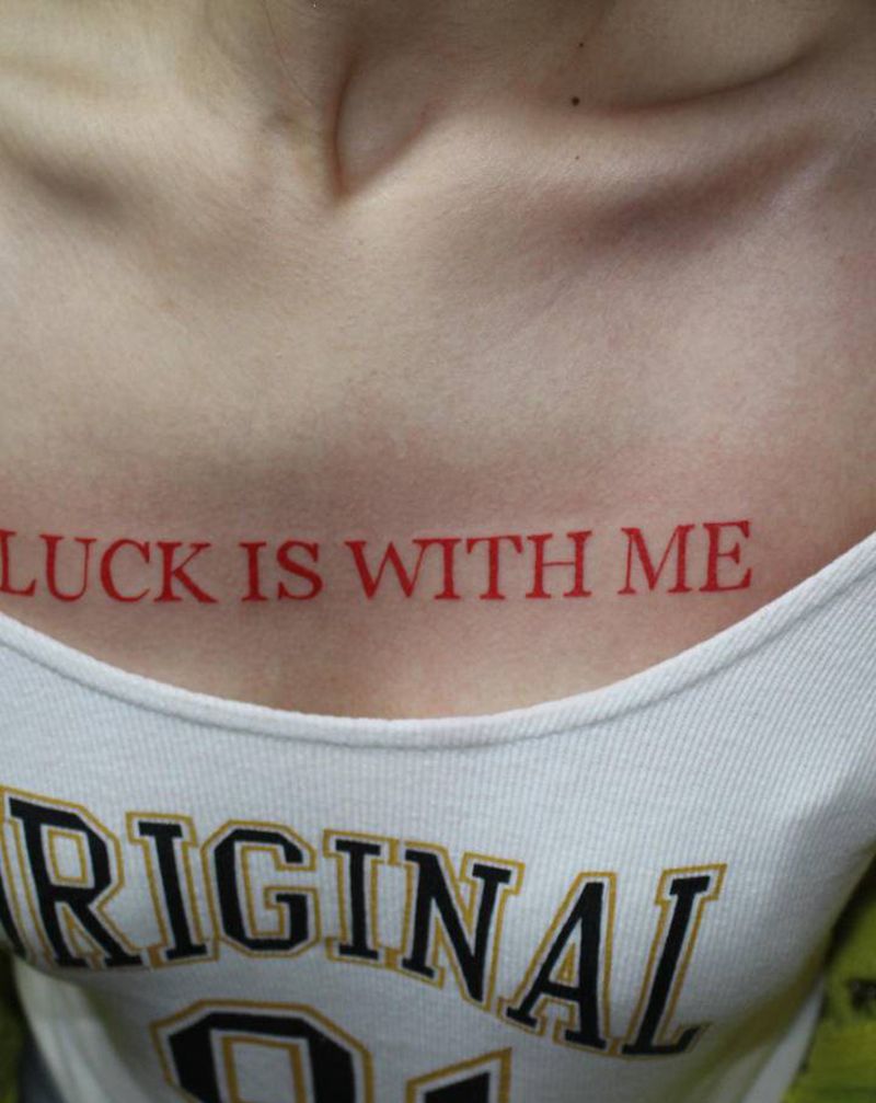 胸口红英文纹身图片_胸部花体字水彩红色英文字体纹身图案