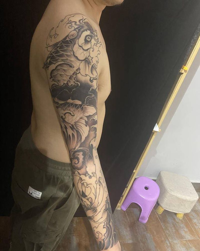 鱼纹身图片_手臂新传统纹身图案