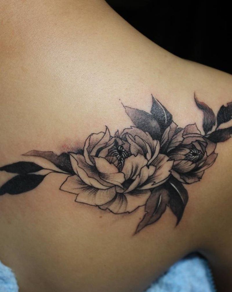 水墨牡丹纹身图片_背部肩部新传统水墨牡丹水墨女生纹身图案
