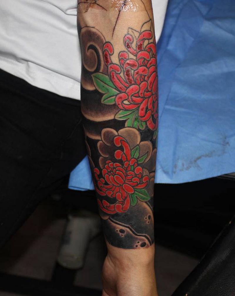 日式纹身图片_手臂老传统Old School泡泡云板雾日式纹身图案