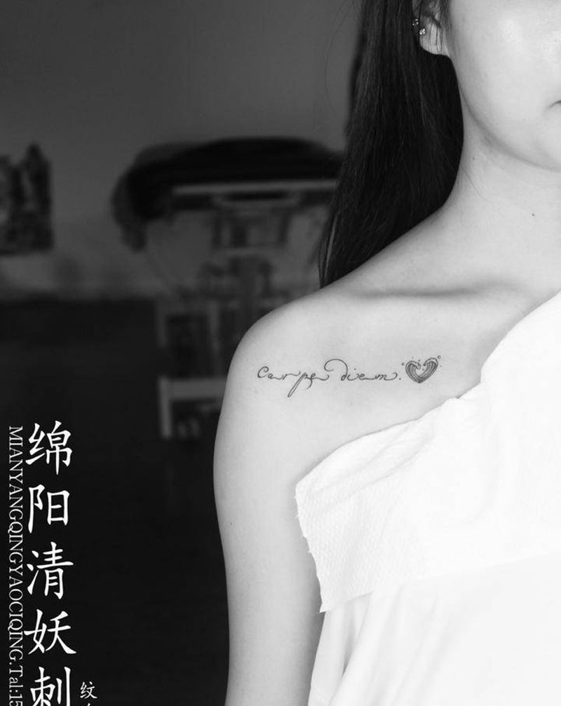 纹身位置：锁骨 刺青图案：字母纹身图片_胸部花体字欧美写实纹身图案