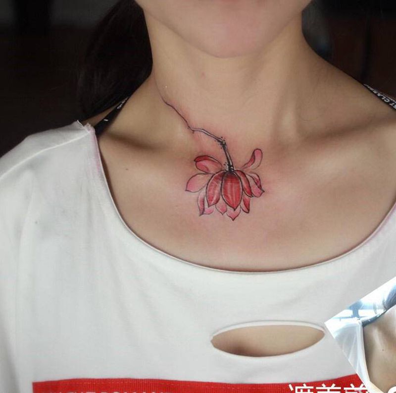 花纹身图片_颈部水彩纹身图案