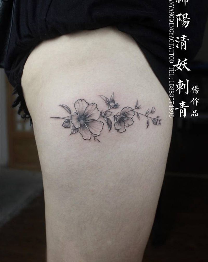 花纹身图片_胸部肩部纹身图案