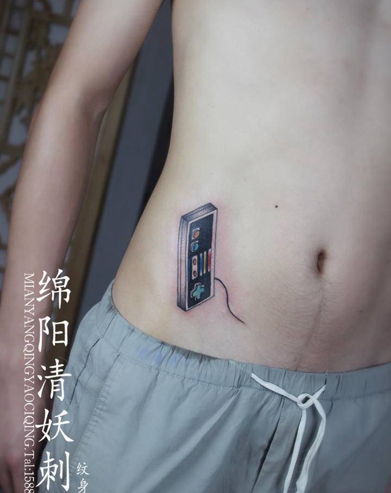 游戏机纹身图片_腹部水彩纹身图案