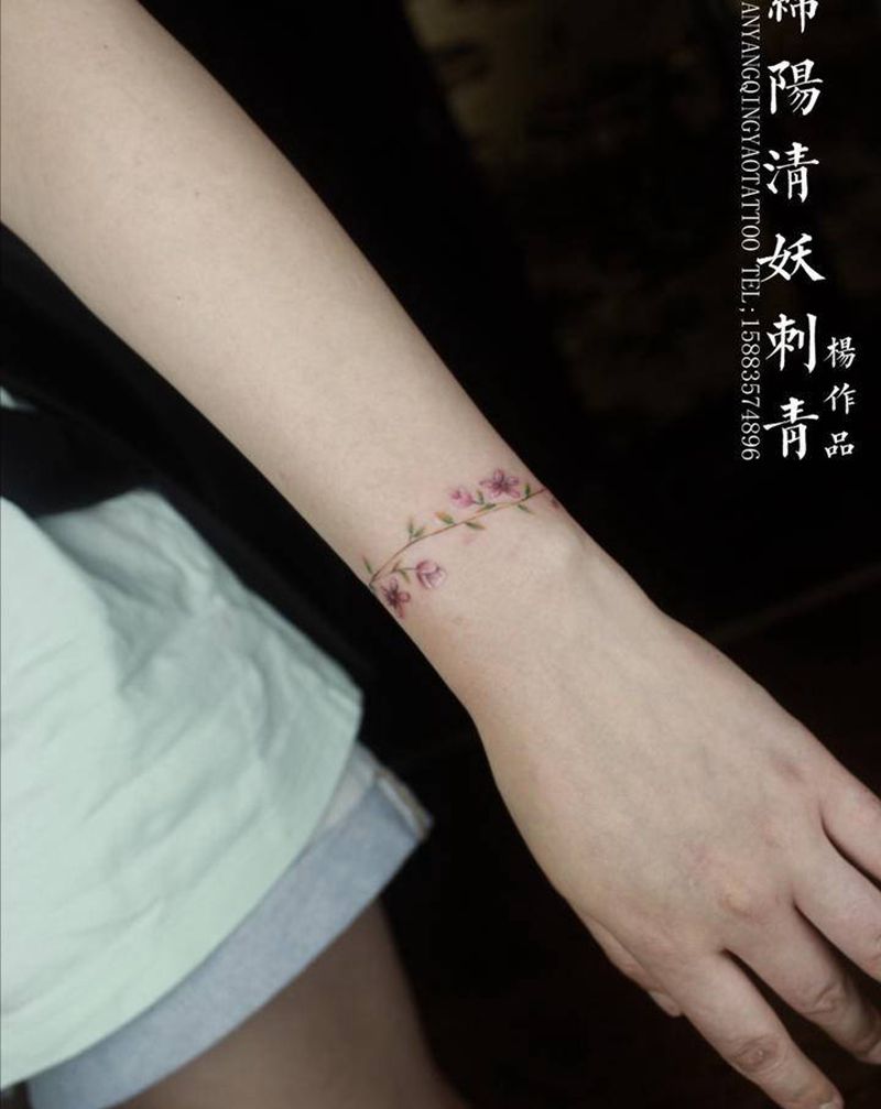 花环纹身图片_手部水彩纹身图案